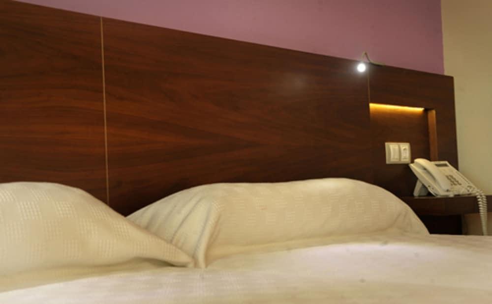 Hotel Corona De Galicia Valga Luaran gambar